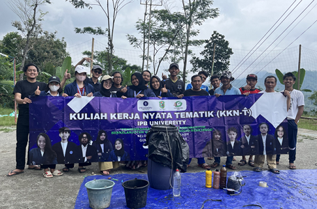 mahasiswa-ipb-university-kenalkan-poc-dan-pakan-silase-peternak-desa-gumingsir-tak-perlu-lagi-mengarit-tiap-hari-news