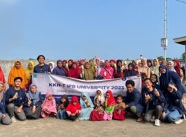 mahasiswa-kkn-t-inovasi-ipb-university-sosialisasikan-pembuatan-perangkap-lalat-buah-di-desa-wiromartan-news
