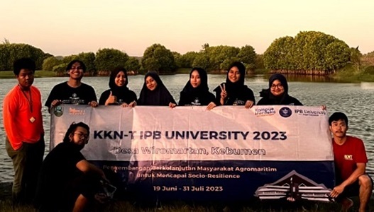 manfaatkan-cekungan-tim-kkn-t-ipb-university-tebar-3-200-benih-bandeng-news