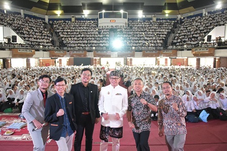raditya-dika-maudi-ayunda-dan-bima-arya-meriahkan-gelaran-pengenalan-mahasiswa-baru-ipb-university-angkatan-60-news