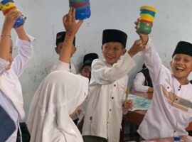 tim-kkn-t-inovasi-ipb-university-ajak-anak-desa-bonang-manfaatkan-limbah-sampah-jadi-barang-fungsional-news