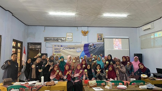 tingkatkan-nilai-jual-mahasiswa-kkn-t-inovasi-pb-university-sosialisasikan-pembuatan-selai-jambu-kristal-news