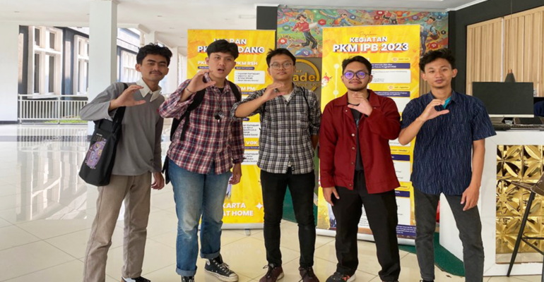 Lima Mahasiswa IPB University Ciptakan Inovasi Alat Panen Kelapa Muda Tanpa Panjat dan Antipecah