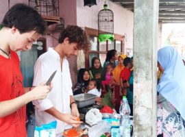 Dua Mahasiswa Prancis Demo Masak di Sekolah Berkualitas IPB University