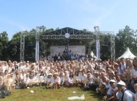 Keren! Mahasiswa Sekolah Vokasi Ciptakan Rekor Lewat Pagelaran Angklung