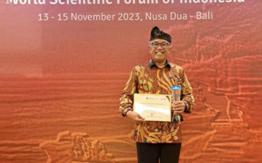 Prof Bambang Purwantara Raih Peringkat 2 Academic Leaders Bidang Sains