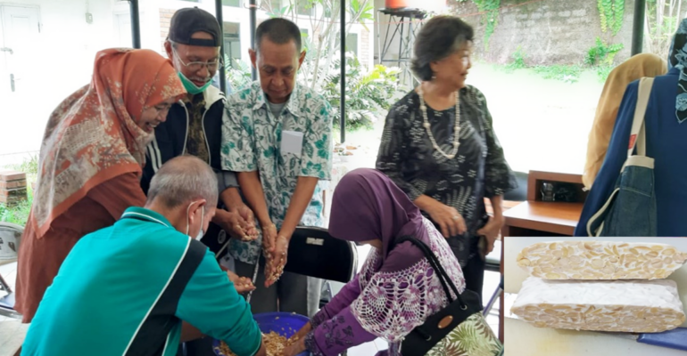 Terus Produktif, Anggota Paguyuban Pensiunan Pegawai IPB University Ikuti Pelatihan Pembuatan Tempe