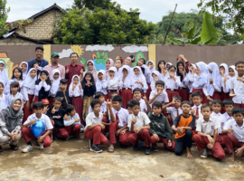 Mahasiswa KKN-T Inovasi IPB University Wujudkan Kebersihan Lingkungan melalui Taman Kreasi di Bojong Rangkas