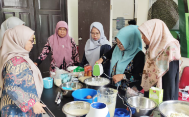 Tim Dosen Mengabdi Inovasi IPB University Beri Pelatihan Pembuatan Cake Kukus dari Yoghurt Rempah
