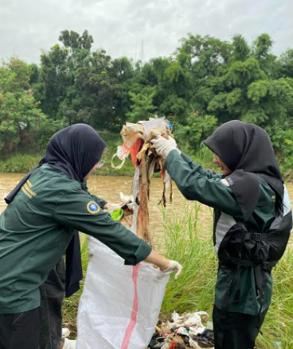Aksi Himasper IPB University Bersihkan Sungai Ciliwung