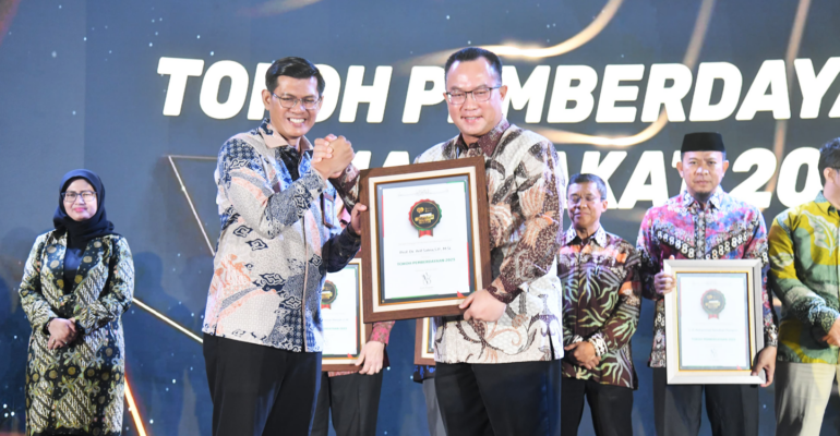 Rektor IPB University Raih Penghargaan Sebagai Tokoh Pemberdayaan oleh Rumah Zakat