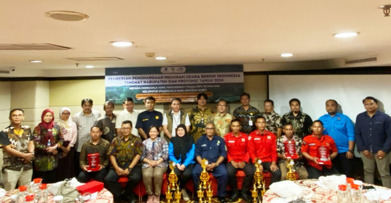 Fahutan IPB University Beri Award Program Udara Bersih dan Pengendalian Karhutla