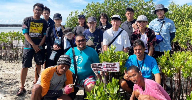 Mahasiswa IPB University Bersama Mahasiswa NIT Wakayama Belajar Rehabilitasi Mangrove di Kepulauan Seribu