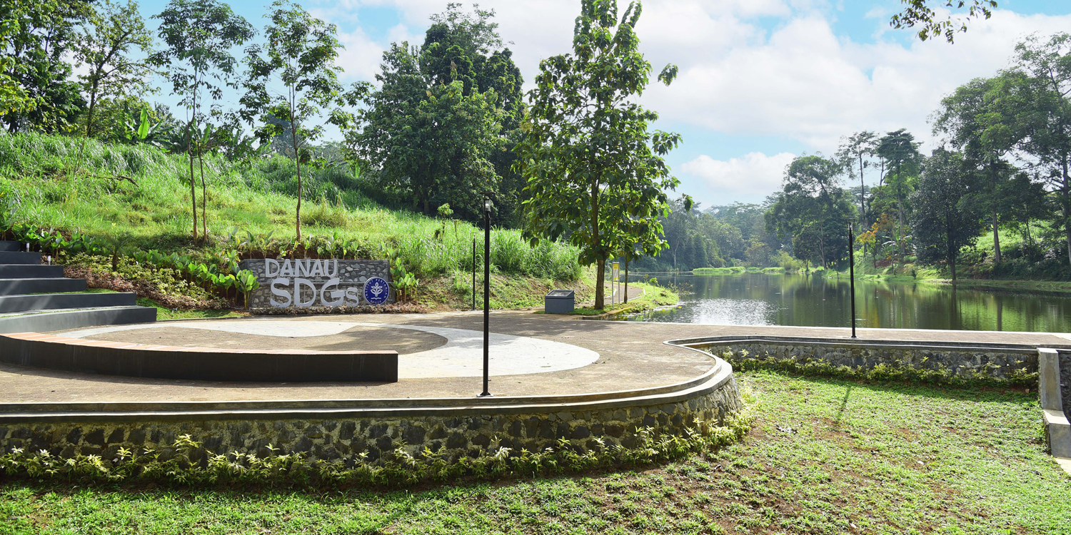 12 PTN Jalur Mandiri yang Bisa Kamu Intip Peluangnya Pakai Nilai Rapor (Tren 2022-2024) 13 Gambar: Suasana Kampus IPB Dramaga yang hijau dan asri