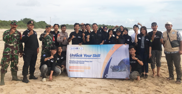 Sejumlah Mahasiswa ITK IPB University Gelar Coastal Clean-up dan Pelepasan Anak Penyu di Pantai Pangumbahan