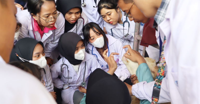 SKHB IPB University Bekali Petugas Pemeriksa Kesehatan Hewan dan Daging Kurban dengan Keterampilan Praktis