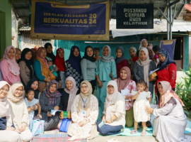 Sekolah Keluarga Berkualitas IPB University Bahas Penerapan Asah, Asih, Asuh untuk Anak Baduta Sehat Direktorat Pengembangan Masyarakat Agromaritim (DPMA) IPB University bekerja sama dengan Departemen Ilmu Keluarga dan Konsumen (IKK) IPB University menyelenggarakan kegiatan Sekolah Keluarga Berkualitas di Balai Posyandu Cempaka, Kelurahan Situ Gede, Bogor pada 19/6. Acara ini bertema "Penerapan Asah, Asih, Asuh di dalam Keluarga untuk Menumbuhkembangkan Anak Baduta yang Sehat" dan dihadiri oleh 30 ibu dari desa sekitar. Acara dibuka oleh Lurah Situ Gede, H. Napihudin, S.Pd., M.Si. Ia menyampaikan, "Kami sangat berterima kasih kepada IPB University karena sudah menyelenggarakan kegiatan Sekolah Keluarga Berkualitas yang membantu ibu-ibu dari Kelurahan Cempaka, khususnya ibu-ibu yang memiliki anak baduta," ujarnya. Kegiatan ini menghadirkan narasumber, Dr Dwi Hastuti selaku Dosen Departemen IKK IPB University. Ia memaparkan pentingnya konsep Asah, Asih, Asuh dalam pengembangan potensi intelektual, kasih sayang, dan kesehatan fisik serta emosional anak. "Penerapan pola asuh ini secara konsisten dapat mengoptimalkan perkembangan kognitif, emosional dan sosial anak serta mencegah masalah kesehatan fisik dan mental," ujar Dr Dwi. Dalam diskusi, Dr Dwi menekankan pentingnya nutrisi seimbang, stimulasi perkembangan motorik dan sensorik, serta kasih sayang yang konsisten untuk menumbuhkan anak baduta yang sehat. Salah satu peserta, Siti Amelia menyampaikan, "Kegiatan Sekolah Keluarga Berkualitas sangat bagus untuk dilaksanakan karena dari kegiatan ini banyak pengetahuan yang sebelumnya tidak pernah diketahui, tapi disampaikan dengan sangat jelas serta diiringi dengan solusi dari permasalahan yang terjadi," ungkapnya. Acara diakhiri dengan sesi tanya jawab interaktif. Dr Dwi menyimpulkan bahwa peran keluarga dan lingkungan dalam mendukung perkembangan anak penting untuk mendorong para ibu agar terus belajar dan menerapkan pola asuh positif. (*/Lp)