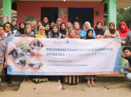 Buka Peluang Pasar, Tim PPK Ormawa Himasilkan IPB University Bekali Warga Mekarsari Tips Pengemasan Produk