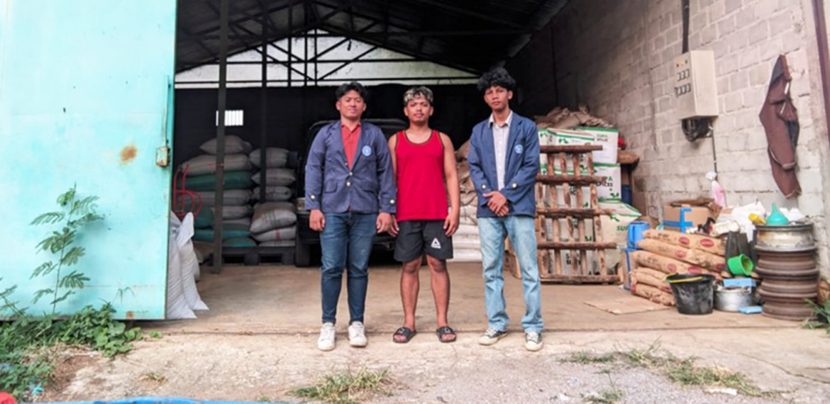 Inovasi Mahasiswa IPB University Zymatic Diffuser Bantu PT Agro Apis Palacio Atasi Kutu pada Pakan Ternak