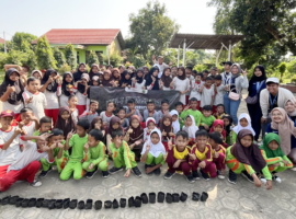 Mahasiswa KKNT Inovasi IPB University Ajak Anak Desa Kosambi Tanam Pepaya Calina