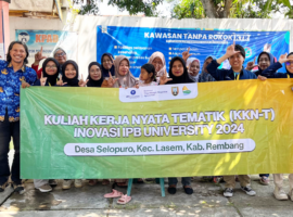 Mahasiswa KKNT Inovasi IPB University Demokan Pengelolaan Limbah Ternak Menjadi Kompos Organik
