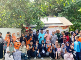 Mahasiswa KKNT Inovasi IPB University Kenalkan Biopori kepada Masyarakat Desa Loji