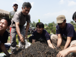 Mahasiswa KKNT Inovasi IPB University dan Tim BIMA Latih Warga Olah Limbah Ternak di Desa Purwasari