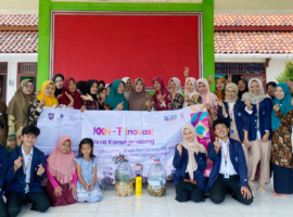 Manfaatkan Limbah Rumah Tangga Tim KKNT Inovasi IPB University Buat POC bersama Ibu-Ibu PKK Desa Karangmalang