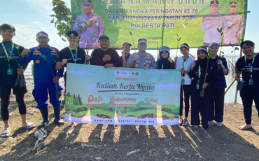 Peringati HUT Bhayangkara ke-78, Mahasiswa KKNT Inovasi IPB Ikut Tanam 1.000 Mangrove bersama Polresta Pati