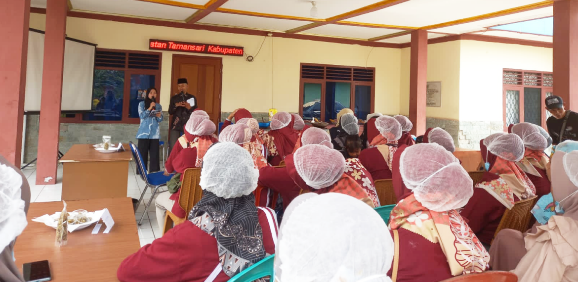 Solusi Ikan Stunting, PPK Ormawa Himakua IPB University Gelar Workshop Pengolahan Baby Fish di Desa Sukajadi