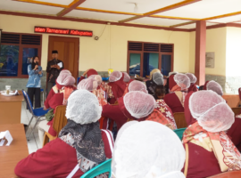 Solusi Ikan Stunting, PPK Ormawa Himakua IPB University Gelar Workshop Pengolahan Baby Fish di Desa Sukajadi