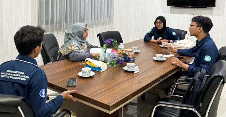 Tanamkan Growth Mindset, Tim PKM PM IPB University Kembalikan Semangat Belajar Para Anak Jalanan