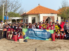 Bangun Generasi Peduli Lingkungan, Mahasiswa KKNT IPB University Ajak Siswa Tanam Cemara dan Bersihkan Pantai