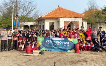 Bangun Generasi Peduli Lingkungan, Mahasiswa KKNT IPB University Ajak Siswa Tanam Cemara dan Bersihkan Pantai