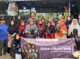 Bersama Warga Desa Cibanteng, Tim KKNT Inovasi IPB University Adakan Penyemaian Tanaman Pekarangan