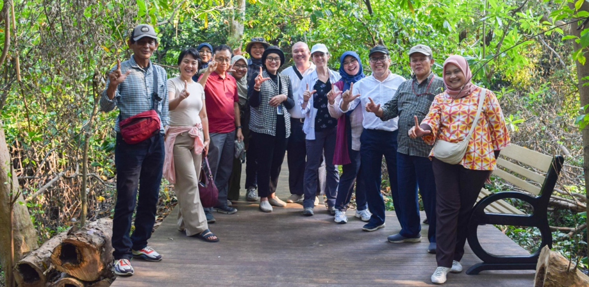IPB University Gelar Visit Mangrove Planting Project di Hutan Mangrove Blok Elang Laut