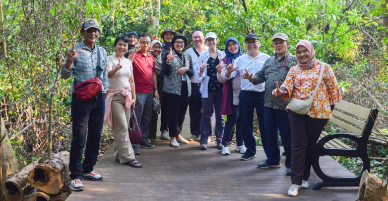 IPB University Gelar Visit Mangrove Planting Project di Hutan Mangrove Blok Elang Laut