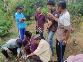 Kelompok KKNT Inovasi IPB University Gelar Demonstrasi Pengukuran pH Tanah kepada Petani di Desa Mulyoasri