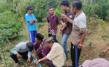 Kelompok KKNT Inovasi IPB University Gelar Demonstrasi Pengukuran pH Tanah kepada Petani di Desa Mulyoasri