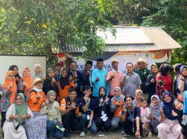 Mahasiswa KKNT Inovasi IPB University KenalkanTeknologi Biopori untuk Atasi Genangan Air di Desa Loji