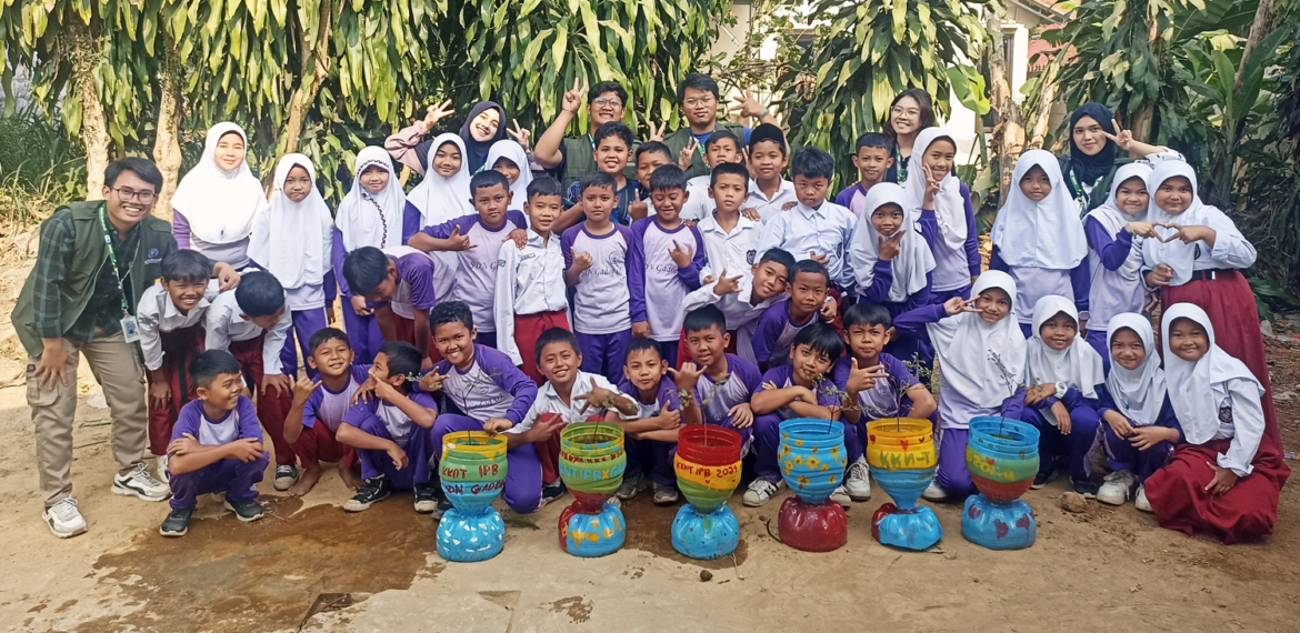 Mahasiswa KKNT Inovasi IPB University di Desa Sukajadi Buat Program Edukasi Sampah dan Kegiatan Kreatif