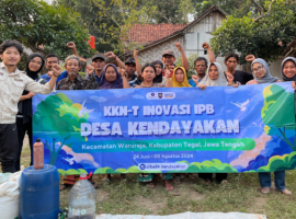 Manfaatkan Potensi Desa Kendayakan, Mahasiswa KKNT Inovasi IPB University olah Limbah Jagung Jadi Pakan Ternak