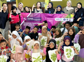 Tim PPK Ormawa BEM Fema IPB University Ajak Anak-Anak di Desa Sukawening Berkreasi Buat Ecoprint
