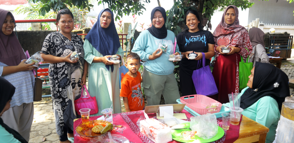 Upaya Cegah Stunting, PPK Ormawa Himasiter IPB Luncurkan Program PMT Sehat dan Bergizi di Desa Sinarsari