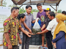 Warga Kampung Darim Bersama Mahasiswa IPB University Manfaatkan Budi Daya Ikan Bioflok Sebagai Alternatif Mata Pencaharian