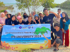 Wujudkan Ekosistem Sehat, Mahasiswa KKNT Inovasi IPB University Ajak Warga Tanam 1.250 Pohon di Desa Muara
