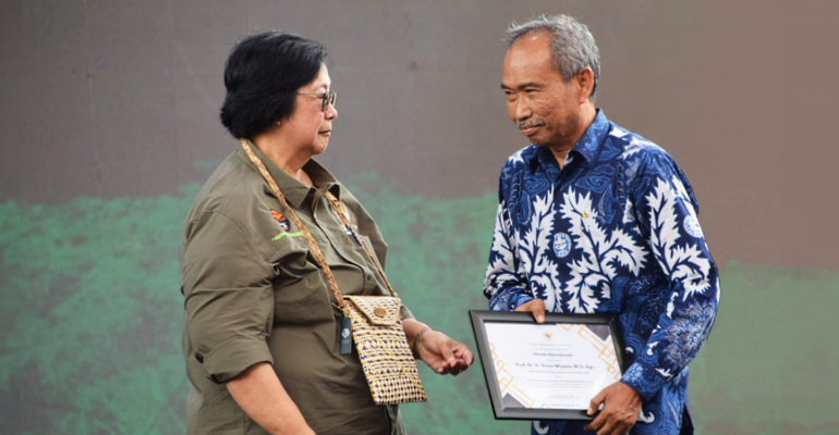 Berhasil Mengembangkan dan Menerapkan Mikroba Asal TN Gunung Ciremai, Guru Besar IPB Dapat Penghargaan dari Menteri LHK