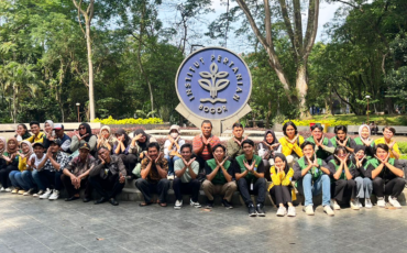 Himagreto IPB University Edukasi Warga Desa Cibunian Perpaduan Ilmu Pertanian dan Meteorologi
