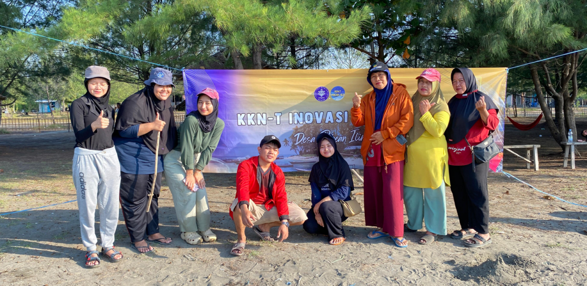 Mahasiswa KKNT Inovasi IPB University Gelar Aksi Bersih Pantai Tiris Terbebas dari Sampah