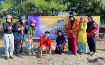 Mahasiswa KKNT Inovasi IPB University Gelar Aksi Bersih Pantai Tiris Terbebas dari Sampah